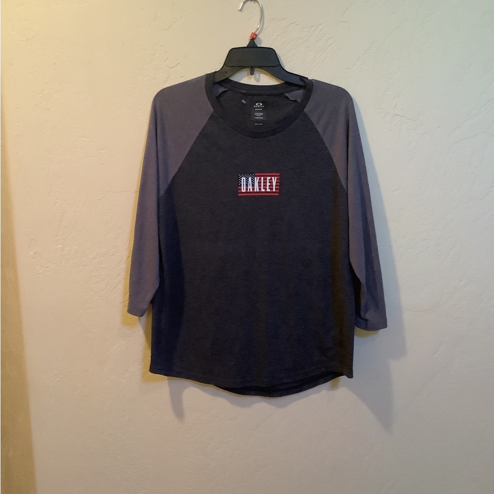 3 1/4 sleeve Oakley shirt large
